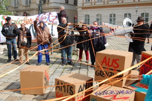 Protest gegen Kürzungen im Sozialsystem (Foto: Armutskonferenz) Armutsbetroffene protestieren gegen die Ausdünnung des Sozialstaats
