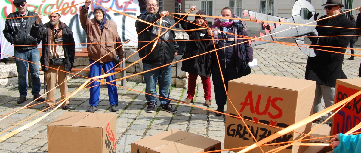 Protest gegen Kürzungen im Sozialsystem (Foto: Armutskonferenz) Armutsbetroffene protestieren gegen die Ausdünnung des Sozialstaats